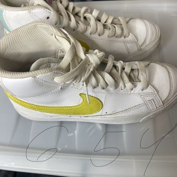 Nike W Blazer Mid '77 ESS DJ3050-101 Yellow Size 6.5 Y - Picture 2 of 10